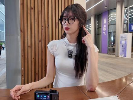 全球第一同传AI耳机,竟然来自深圳 全球第一同传AI耳机,竟然来自深圳
#时空壶 #全球第一同传AI耳机
同传AI翻译耳机,全球第一,不是苹果,不是谷歌,是一家深圳公司。
这家公司叫时空壶。你可能没听过这个名字,但数据很吓人,在同传翻译耳机这个赛道,它全球市场份额连续六年第一,北美市场占有率超过38%,120家世界500强在用它的设备,产品卖进了170个国家。
时空壶也一样,它服务的是联合国会议室、广交会、世界500强的董事会。
前不久,WBCSD,就是世界可持续发展工商理事会,在日内瓦开了一场120人的内部会议。台上7位嘉宾围坐圆桌,现场德语、中文、英语三语同传。
这种会以前怎么开?每种语言配两三个译员,20分钟一轮换,旁边还架着隔音同传箱,每个人领一个接收器,手动切频道。你想插话提问?举手,等译员切方向,调频道。等你准备好了,灵感早就没了。
