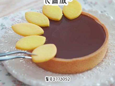 《放手相伴》长篇版~一次看个爽系列,原文已完结#让她降落 让她降落后续 #沈听白南乔 沈听白南乔后续 #沈听白南乔小说 沈听白南乔结局 沈听白 南乔 #树上下来 树上下来后续 树上下来结局#小说 推文 每日推荐 今日推文 小说推荐 今日推荐
去世几年后,深爱的男友带着新的女朋友来祭奠我。我开心地从树上下来,飘过去想给他一个熊抱。「沈听白,我的沈警官,你怎么又来了!」就看到了站在他身旁的女孩一袭白裙,眼神清澈,没有半分世故的天真。沈听白牵着她的手,眉眼温柔,嗓音清淡,倒显得比身旁人沧桑许多。「南乔,我们来看你了。」女孩的手握得更紧了些 ,笑容娇艳。他说的是我们,而不是我。我扯着嘴角,僵硬地笑了一下。那个原本将我放在心尖上的男孩,终于爱上了别人。