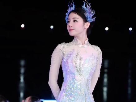 迪丽热巴今年在四川宜宾分会场,我用工作室的直拍剪的(最后有工作室出图合集,没找到对应动作🥹)宝宝们不要轻易划走好不好,不是纯转载直拍哦!有照片卡点!
我感觉直拍里的光线好一些,88的舞蹈也更清晰,可以看到一些细微的动作和表情。
春晚俯拍的部分很好看!神女下凡级别的,可惜工作室自己拍不到,没有这部分的直拍。
希望88能给自己放几天假,感觉你好辛苦呀,只要出组就有更多工作吻了上来,不过也许这对你来说是甜蜜的烦恼呢ʕ•ᴗ•ʔ
还有就是姐姐新年快乐呀!新的开始到来啦,希望你在2026年健康平安!@Dear-迪丽热巴
头一次自己构思剪辑好激动!以前我都是套的模板ʕ≧ᴥ≦ʔ
#春晚 #马年 #迪丽热巴 #演出现场拍摄 #四川宜宾分会场