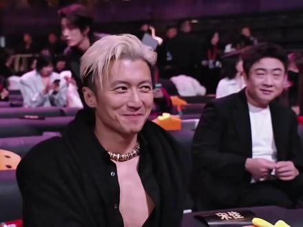 没想到人与人之间的差距居然能用三蹦子和法拉利形容得如此具象化#谢霆锋 #乔杉