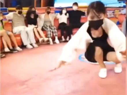 那些快乐女生搞笑场面😂 #看一遍笑一遍 #每天一笑烦恼忘掉 #笑到肚子疼 #搞笑视频 #开心一笑