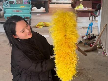 家里不要的袋子不要扔了,还能用来做扫帚,用几年都不会坏,结实耐用,做法简单……#编织口袋 #尿素袋子 #自制扫把