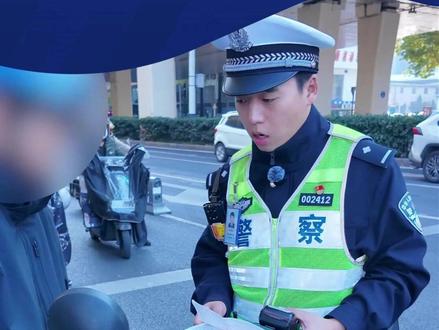 电动摩托车属于机动车!上路需要满足“一牌两证一险”的核心要求,即悬挂机动车号牌、随车携带行驶证、驾驶人持有相应准驾车型的驾驶证,并为车辆投保交强险。合肥交警提醒广大市民朋友,请自觉遵守交通法律法规,安全文明出行。#文明交通提升行动 (来源:合肥交警)