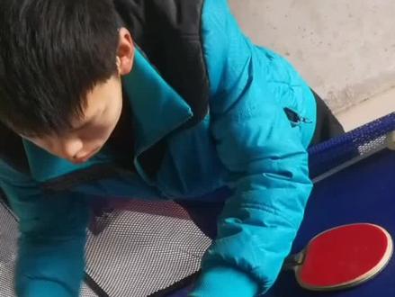 是说发球机怎么老是卡,原来有些球儿体积大了一点。