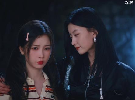 小青龙质问姜暮她和靳朝的关系,故意接近靳朝让姜暮吃醋,靳朝调戏姜暮