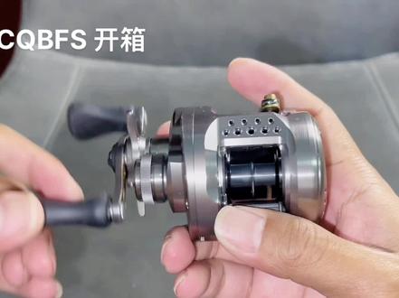 23款CQBFS开箱。23款cqbfs饵重范围1-10克,适合微物精细作钓,搭配L调,ML调的竿子钓红眼、白条、马口、军鱼、鳟鱼,非常卡拉OK。有人说这轮子不如17款,那就见仁见智了,在我个人使用下来的这些天,我觉得完全没有任何问题。#23款cqbfs #cqbfs #23款 cqbfs开箱