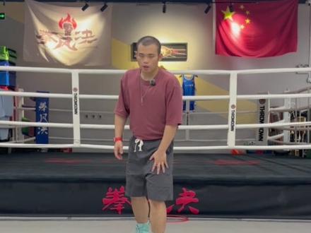 拳击移动时躲闪上步加变向律动出拳技巧全网独一份1/2 听说你在找拳击怎么移动的同时怎么躲闪?超级干货它来了!拳击上步技巧以及律动技巧。刷到我就是你赚到了,这次白嫖了不点关注下次你的好兄弟就替我捶你哈哈哈哈。#专业训练指导 #躲闪 #拳击步法教学 #体育圈冷知识 #拳击