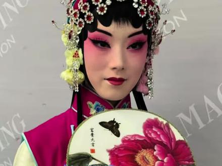 戏曲妆课堂|花旦妆造落地!油彩一勾,直接成了戏本里的娇俏佳人✨
今天的戏曲课主打一个“花旦附体”!
晕开的桃色腮红衬得眉眼娇俏,眼线一挑就是戏里的灵动劲儿,再配上满头钻饰头面,往那一站仿佛下一秒就要开口唱念做打🌺
从油彩打底到唇妆定调,每一笔都在抠花旦的“娇”与“灵”——原来戏台上的花旦,是浓妆里藏着的鲜活风情!@毛戈平学校总校长汪汪姐 @毛戈平美妆教育(北京校区) @毛戈平美妆教育-星级学员 @毛戈平美妆教育培训 @毛戈平美妆教育 @毛戈平美妆教育-作品展示 @毛戈平 @毛戈平美妆教育-化妆培训 @抖音创作小助手 #毛戈平化妆学校 #毛戈平美妆教育 #化妆师