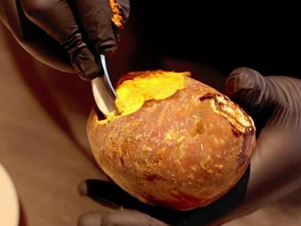 挖着吃的咖啡?义乌商家推出烤红薯拿铁,一杯拥有饮品甜品双份幸福。部分素材来源:楼哥哥 #烤红薯拿铁 #义乌商家推出烤红薯拿铁