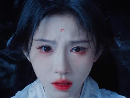 分析雾妄言为什么会背叛无相月?首先来说最直接的原因是无相月殿中的女娲早已经不是之前的了,早已经被九婴所控制了,而雾妄言自己也被迫成为了棋子,其次就是保护妹妹露芜衣,如今谕戒石下令让露芜衣参与杀龙、甚至成为祭品,雾妄言知道露芜衣已经对寄灵动情,所以她怕露芜衣被无相月逼死。
由此说来的话,其实此时的雾妄言背叛的并不是无相月,而是背叛了操控无相月的九婴,而这也是她逼不得已的选择。#陈都灵 #鞠婧祎 #曾舜晞 #月鳞绮纪 #影娱漫编辑部