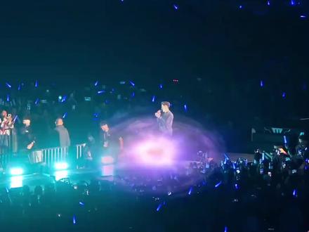 @谢霆锋 万人大合唱,因为爱所以爱,瞬间回忆满满的#谢霆锋武汉演唱会 ,2026.4.12