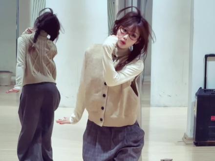 好可爱的编舞嘻嘻🐶(好难啊#我是你的小狗 #小橘编舞 #抖音热门舞蹈计划 #翻跳 @抖音小助手