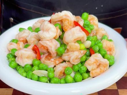 夏天就爱吃豌豆炒虾仁,清甜鲜嫩,大人小孩都抢着吃,虾仁鲜美! 回家几分钟搞定豌豆炒虾仁,颜色好看营养还丰富哦!#美食 #夏日小炒 #虾仁做法 #美食教程 #家常菜 咱们家去壳去虾线的青虾仁,解冻就能直接炒,不用再费劲处理