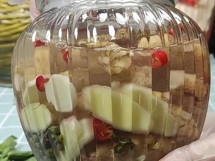 洋姜不要再炒着吃啦,做成泡菜,脆脆甜甜,超好吃!把新鲜的洋姜洗干净晾干水分,放进无油无水的玻璃罐里,然后切点蒜片放进去,再切点姜片放进去,喜欢吃辣椒的再切点小米辣放进去,再放上几块黄色的老冰糖和清香味浓郁的新鲜青花椒,然后加入适量的泡菜专用盐和一小包泡菜专用乳酸菌,最后加满凉白开,盖上盖子,摇晃均匀,10天后就可以吃啦!#泡菜 #抖音双11好物节 #泡菜 #泡菜的制作方法