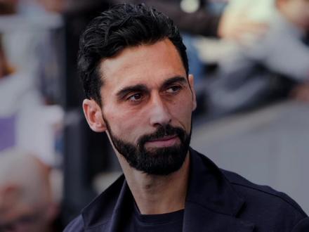 #皇马球员发文告别阿隆索 #阿隆索下课 皇马新教练#阿韦洛亚 表示,自己是#穆里尼奥 主义。这名前皇马后卫,曾在禁区抢先射门,让身后的阿先生怒踢皮球,自言自语。#dou来足球季