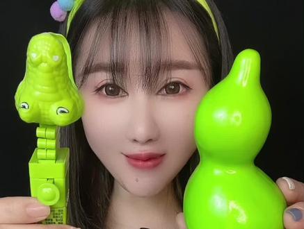 你们喜欢绿色吗?#零食红黑榜盘点 #网红糖果 #好吃又好玩的糖果 #儿童玩具 #绿色糖果