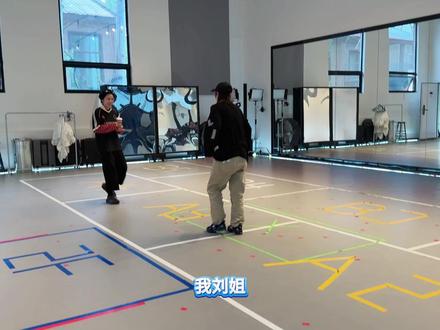 这节大师课啊,只有开头是相见欢哈哈,后来刘姐@刘雨昕XIN LIU 发现全网都知道我三公是跟她学的了,根本不让人下课啊,到家了还微信敦促我每天得“复习两遍”。不要怕刘姐,三公舞台你就瞧好吧,保证不让你丢脸!