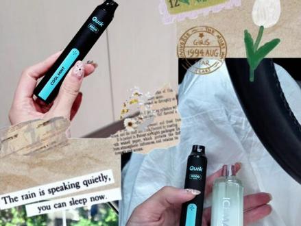 好多人用小黑条的方法都不对!其实想抽着舒服、不呛、不漏油、芯子用得久,这里有不少小窍门,学会了能少踩坑~
1. 轻轻吸比猛吸好抽多了
小黑条这东西,你一吸就出雾,吸得太使劲,雾是跑挺快,但油跟不上,雾还会变烫,容易呛着,芯子也容易烧。
咋做:吸的时候轻点、慢点,香味层次更清楚,还带点回甜,芯子也能用得久。
小窍门:就像平时小口喝奶茶那样吸,别跟猛灌冰水似的,急急忙忙的反而没味儿。
2. 抽两口歇会儿,芯子不容易坏
一口接一口不停抽,不让芯子歇口气,容易局部烧糊。连抽3口以上,芯子就发烫,味儿变怪,还可能烧芯。
咋做:抽一两口就停5到8秒,再抽下一口。
尤其天热的时候,或者油快没了,这几秒能让芯子多撑好几天!
3. 抽完别马上盖盖子
刚抽完就盖盖子,热气和里面的小水珠(抽完凝结的那种)会闷在里面。水珠积多了,要么堵了出雾的小口,要么有糊味、怪味,特别影响口感。
咋做:抽完放5分钟再盖,平时不出门的话,盖子敞着也行。
要带出门的话,先用纸巾把吸嘴擦干净,再放进盖子里,稳当得很。
4. 新拆开的先“润润芯”,味儿更顺
刚拆封的小黑条,芯子是干的,这时候猛吸容易烧芯。
咋做:拿到新的,先轻轻吸两三口,别太使劲。让油慢慢渗进芯子里,这样雾出来更匀、更足,味儿也正。
5. 觉得味儿淡了?先别急着扔
雾变少了、味儿淡了、没那么凉了,不一定是坏了。可能是芯子没热透、油快没了、天太冷,或者抽得太快了。
咋做:先看看吸嘴是不是有很多小水珠,擦干净;再放10分钟,再抽抽看,说不定就好了。
6. 平时注意这几个小动作,抽着更顺
✔️ 每天早上,或者好久不用了,先轻轻吸两口积木;
✔️ 天冷的时候,放手里捂10秒,预热一下;
✔️ 别抽太快太猛,这样口感能保持得更久;
✔️ 感觉雾变少了,就先放下,让芯子鸭嘴歇会儿。
照着这些招儿用,小黑条抽着舒服,芯子也能用得久,试试就知道~#小黑条 #quik