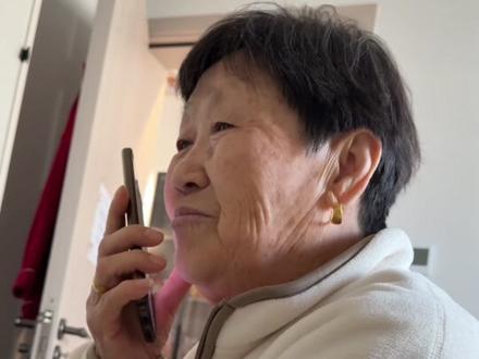 老妈快给豆包干没电了😂😂#家有一老如有宝 #家有儿女 #家有老人 #孝顺父母 #阿兹海默症