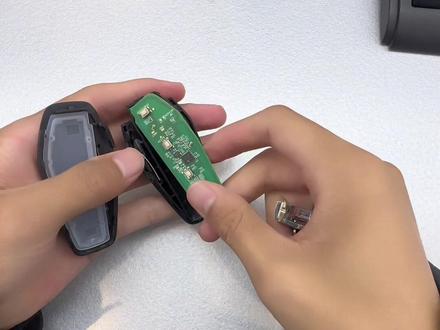 今天教一下大家怎么自己更换秦plusdmi的更换钥匙电池#比亚迪 #用车知识