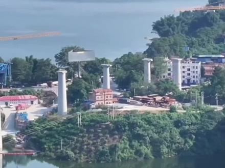 黄百铁路工程建设(贵州安顺普定县黄桶站至广西百色站)。途经贵州安顺、六盘水、黔西南及广西百色,全长312.62公里,为国铁Ⅰ级单线电气化客货共线铁路,设计时速160公里,预计2028年通车。全线设27座车站,桥隧比达85.4%,建成后将成为川渝贵通往北部湾港的最短货运通道。#铁路 #铁路工程 #建设工程 #中国铁路 #工地