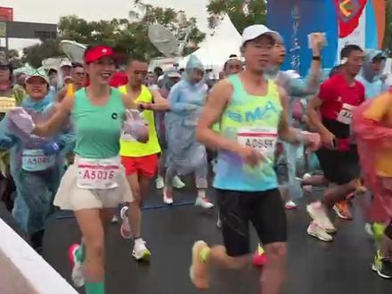 2023西马鸣枪起跑!2.1万选手共享“最美赛道”魅力#2023西昌邛海湿地马拉松