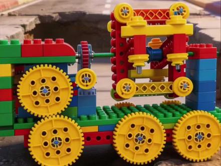 看我外表圆润,肚子里可都是“暴脾气”的大颗粒!
每一颗石子都在罐子里翻滚、碰撞,就等着到工地上一展身手。
#搅拌车 #水泥罐车 #乐高moc#儿童动画 #乐高积木搭建