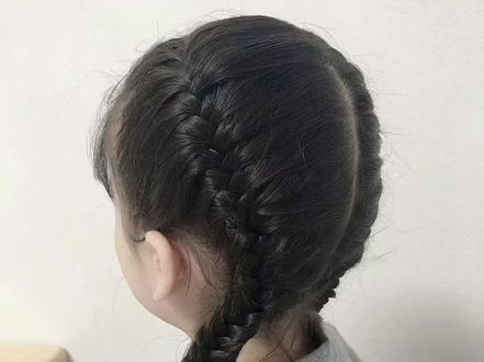 一定要学会编的鱼骨辫教程来咯!小仙女扎甜美可爱,大人扎洋气减龄!还不会的亲双击收藏起来慢慢学哦!#鱼骨辫 #编发教程 #儿童编发 #简单好看发型 #幼儿园发型