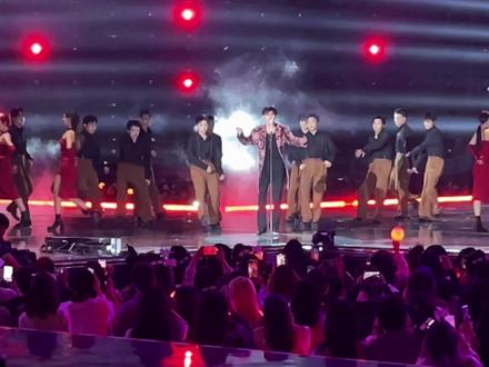咱们就是说:本碎绝对不允许大家错过这个来自#易烊千玺 的绝美玫瑰舞台!浅秀一把直拍视角的惊艳,带你沉浸式感受现场的浪漫氛围🌹#odog #原创编舞 #易烊千玺插兜舞挑战 #易烊千玺限定玫瑰