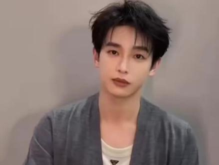 #彭昱畅 女友是他的专属经纪人,没想到俩人都谈了7年了,感情好稳定啊