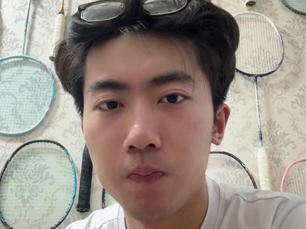 推荐两把
#羽毛球 #羽毛球拍推荐 #弓箭7pro #战戟8000