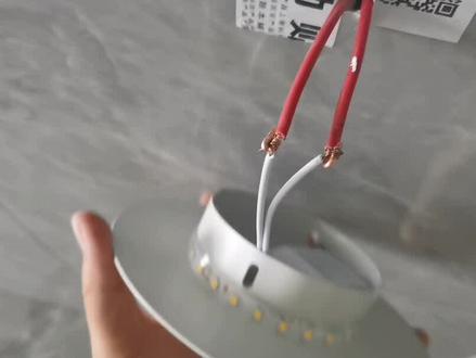 自己动手安装壁灯,又省了一个安装费。