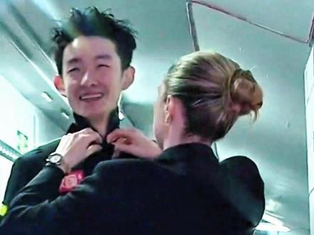 暖心一幕! 美女裁判帮吴宜泽整理领结,瞬间把吴宜泽整害羞了。#吴宜泽 #2026斯诺克世锦赛