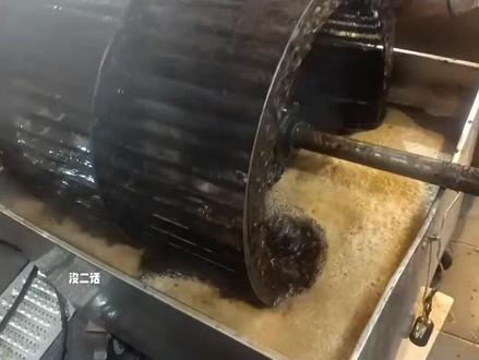 排烟柜式风机叶轮拆卸精洗车轴换轴承#油烟管道清洗 #净化器清洗 轴承有问题及时换,否则把轴搞坏了更麻烦