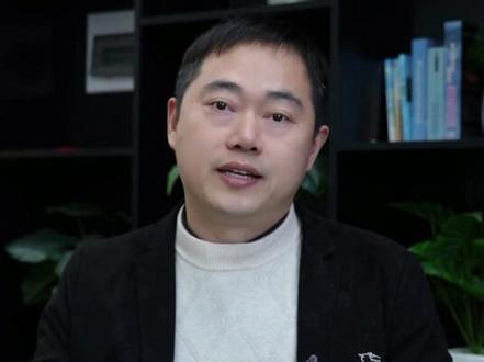 你以为中国春晚机器人只会跳舞?今年直接派出武术方阵,外国网友全看傻了!#科技热点 #中国制造 #机器人 #春晚