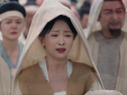 城南韦杜,去天尺五。士族可灭,斯文不觉。 路过韦曲南数次之前也从未了解这些历史。
唐代韦氏出宰相16人,杜氏出宰相11人,两族联姻皇室达27次,真正实现了"去天尺五"(距皇权仅一尺五寸)的政治神话。
安史之乱后,韦杜庄园被神策军强占,族学典籍散入佛寺(《南部新书》),但两族通过转型书院教育延续文脉:韦氏创办"辋川书院",杜氏设立"樊川文库",这种文化韧性印证了"世族可灭,斯文不绝"的历史规律。
剧中橘娘大族女子骨子里的气节和胸襟,不哭不燥,扛起家族的荣耀和未来,虽韦杜二人错了,但是世家没错,橘娘亦可保住士族的未来!
士族气节的本质是文明守护者的自觉。当我们在故宫看到文徵明后代捐赠的家族藏书,在岳麓书院触摸朱熹手植的古樟,便知真正的气节不在门阀特权,而在每个传承文明火种的灵魂。这种精神在当代转化为知识分子的学术操守、匠人的技艺坚守,乃至普通人对传统文化的敬畏——正如敦煌藏经洞的守护者,用千年守望诠释着新的"士族气节"。
当今所谓"精英阶层",或可从中领悟:真正的权力不在显赫门第,而在文明传承的自觉担当。
#唐诡 #唐朝诡事录 #唐朝诡事录之长安 #去天尺五 #追剧不能停