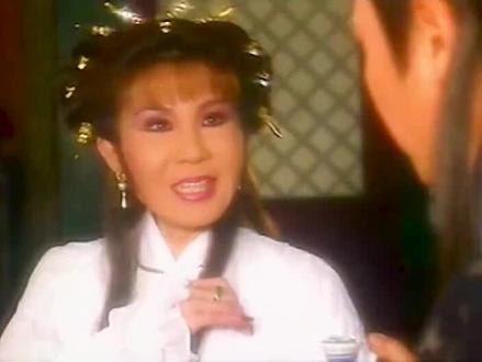 这个大妈是如何做到让居中美男个个为她神魂颠倒的???