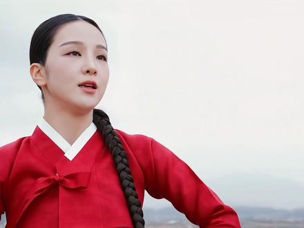 宋素姬 盘索里唱法民谣《梦金浦打令》
盘索里主要用真声演唱,音色要求粗犷有力,甚至接近于呐喊的声音,对胸腔和腹腔的控制力要求非常高。此外根据人物角色的需要,盘索里的演唱者需要有变幻莫测的声音,根据朴宪凤所著的《唱乐大纲》一书介绍,盘索里的声音高低有平声、上声、重上声、最上声、下声、重下声、最下声7种。音色又分通声、铁声、细声、悲声、破声、鬼哭声、恶鬼声等12种。在19世纪后期,盘索里的流行程度不亚于京剧在中国的流行程度,出现了四大流派,东便制、西便制、中高制、江山制。其中东便制流行在全罗道东部地区,唱法雄健清淡,多使用羽调,装饰音很重。西便制流行在韩国西南部地区,唱法柔软哀切,悠长有韵味,装饰音居多;中高制是介于东便制和西便制中间的流派,主要流行在京畿道南部与忠清道的部分地区,江山制是西便制的一个分支。20世纪初,盘索里开始在剧场演出,进行舞台化配置,采用第一人称说唱,一人一角,多人多角,最终发展成唱剧。盘索里至今是韩国非常重要的传统声乐形式,1970年被指定为韩国重要无形文化财产第5号,2003年被联合国教科文组织指定为世界非物质文化遗产。#梦金浦打令#宋素姬#韩国民谣#世界非物质文化遗产#声乐技巧