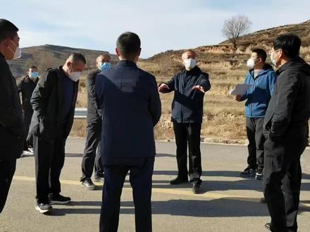 平遥县交通局长毛志文,沁源县交通局长王东钢,王和镇长郑之川,原普洞村王克勤及相关领导在平泰线千秋岭现场办公,2023年7月底打通平遥南大门竣工通车!