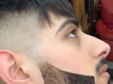 这是见过最帅的印度小哥了,可是胡子上涂的那是啥?#抖音小助手 #印度 #帅哥