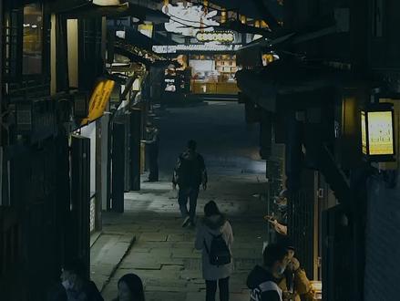 “其实,没有人过的容易,对吗?”