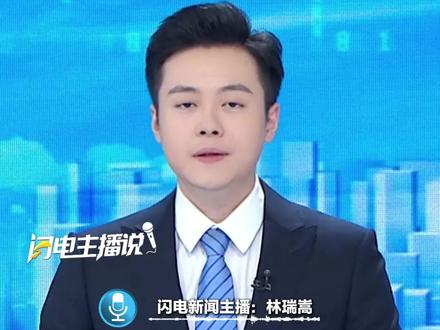 三块钱一个的淀粉肠夹蛋火了 大学生寒风中排队购买 7旬摆摊老夫妻主动出示健康证 真诚表态:今后不会涨价!#淀粉肠 #摆摊 #健康证