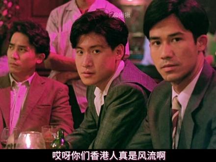 经典电影《喋血街頭 》 吴宇森巅峰时期的野心力作,对情与义的探讨有其深邃之处,动作场面火爆亮眼。是港片不可多得的佳作,细荣(李子雄饰)、阿B(梁朝伟饰),辉仔(张学友饰)在石殎尾陡置区一同成长,三人情同手足,虽然各人家境贫困,年轻的心从没有失去对将来的幻想与憧憬。阿B因要与女友小珍(袁洁莹饰)结婚,众人各出奇谋为阿B筹钱。辉仔借来高利贷途中被劫,辉仔负伤往婚礼。及后,阿B与辉仔往复仇而误杀废强,细荣众人遂到越南逃亡。其时西贡市长外弛内张,对众人来说便是炼狱,更遇上越共刺杀越南政要,细荣遂决定要拼死捞一笔钱才离开越南。细荣远亲中、法混血儿阿乐(任达华饰)是职业杀手,阿乐得悉越南恶霸梁源盛在夜总会有黄金交易,遂与一众里应外合,激战后把黄金抢走,阿B为拯救一位香港女歌星陈秀青而险丧命……#吴宇森巅峰时#梁朝伟#张学友#李子雄#任达华