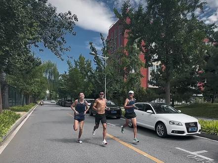 爱要拐几个弯才来
再次相逢即是缘分