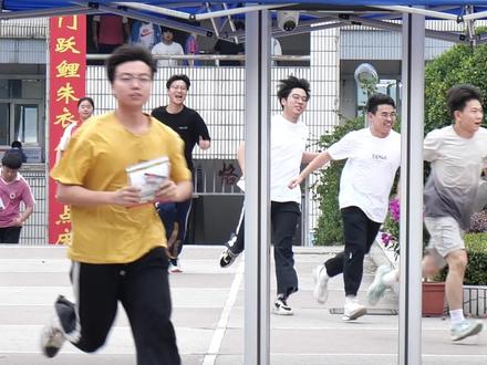 2024年高考圆满结束 秭归考生们兴奋地冲出考场(来源:全媒体记者 王小明)#秭归 #高考