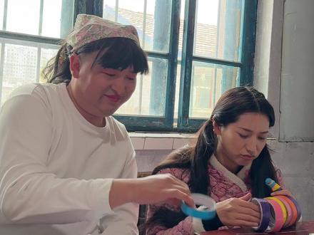 你们上课缠过这个胶带球吗?#搞笑 #上课 #剧情