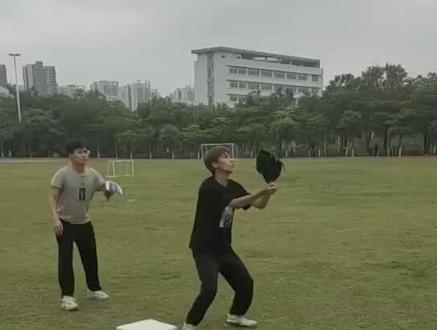 传接球1:传接球是软式垒球最基本的技术动作,传球的准确性和接球的稳定性,是垒球比赛必不可少而且是最根本的保证。