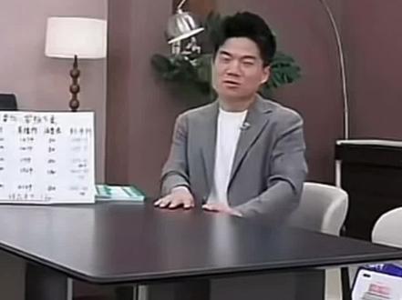 帅哥直播结束,就得披星戴月赶红眼航班出差去了 #董宇辉#与辉同行
