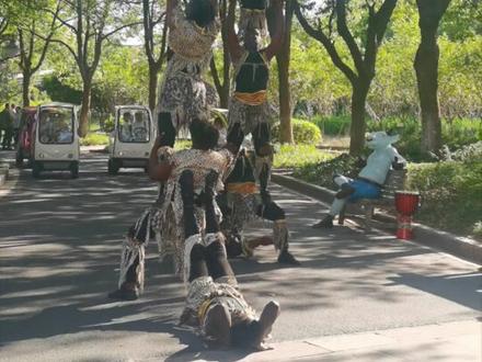 家门口的#淹城野生动物园 一直没舍得去玩,看到有团购票才去逛一下😂#景区打卡
1. 我买了138的团购含大马戏,如果买99的团购是不含大马戏的,现场买大马戏会贵一点。
2. 去自驾区需要额外购买小火车车票30/成人。
3. 天热,带娃建议租电动车代步,节省体力和时间,以及防中暑。据说80/h,200/天。
4.自驾车票230/车(10座以下),如果进步行区需要另外购票。加上买投喂的食物以及其它自费项目。一家3口1000块打不住。
5. 建议买步行区的门票+大马戏+额外的小火车就可以,足够玩一天。去动物园看动物即可,各个场馆+演出全部包含在门票里。里面额外收费项目比较多比如摩天轮、滑道、马术、极地馆等,不必要样样玩。
6. 怀念十几年前花30元门票就能看到企鹅的动物园。马戏性价比还可以,几十块钱的表演当然比不上广州长隆大马戏,毕竟它的票价是好几百。😊