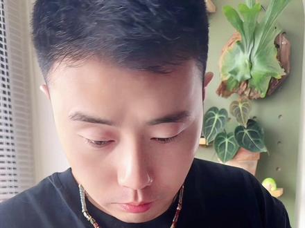怎么用蓝花楹种壳做一只小乌龟? 最近蓝花楹小乌龟火了,其实自己做也不难。
捡回来的蓝花楹种壳一般都比较脏,先用护手霜反复擦拭几次,不仅干净了,外壳还会变得更油亮。
把它一分为二,就可以做两个龟壳了。
里面的种子轻轻拨掉就行,打个孔,方便后续穿绳。
用铅笔画出龟壳图案,我找了个简单的,你们直接照着画就行。然后再拿小刀或者这种螺丝一点点刻出来,这个步骤会有点磨人,适合上班摸鱼或者下班刷剧的时候干。
挂上绳子,蓝花楹小乌龟get!#宝藏生活家企划 #手搓一个满分小家 #蓝花楹 #diy #vlog十亿流量扶持计划
还能做成魔鬼鱼
用黑色马克笔在干净的种壳上涂黑就完事
晾干看一看
觉得不够黑你再接着涂
不费脑子的事就是好玩
晾干后用白色马克笔画上点点
注意大小分布
尾巴别忘了涂
挂上绳子,蓝花楹魔鬼鱼get